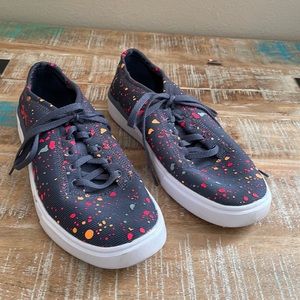 Under Armour sneaker. Size 7 but runs large.